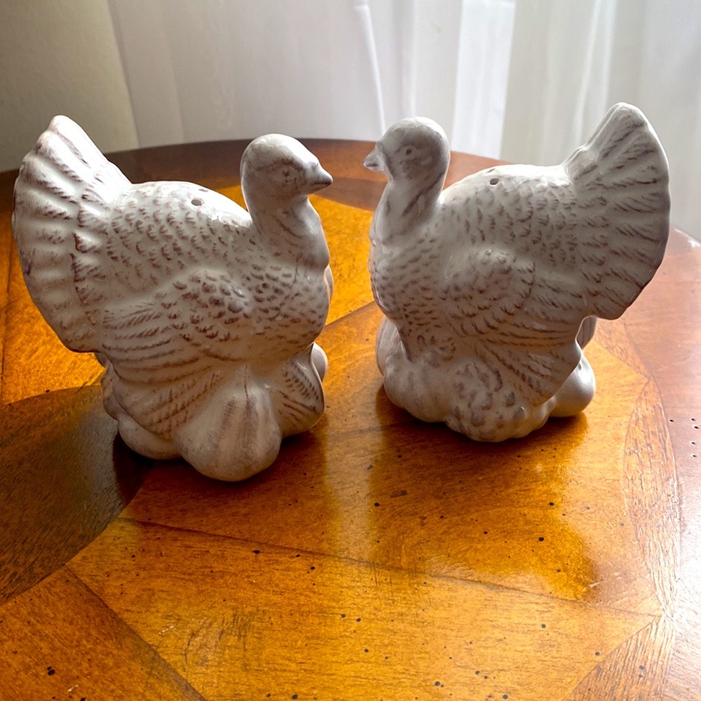 White turkeys Salt & Pepper Shaker Set. Like new